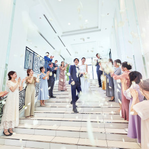 華やかな大階段は花嫁のドレス姿がより美しく映える|ル・センティフォーリア大阪（クラウディアホールディングスグループ）の写真(55194990)