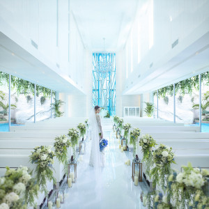 白基調×水の流れるチャペルがより花嫁を美しく|ル・センティフォーリア大阪（クラウディアホールディングスグループ）の写真(32999730)