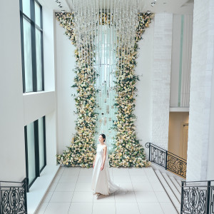 ドレス姿がより引き立つようなセレモニースペース|ル・センティフォーリア大阪（クラウディアホールディングスグループ）の写真(55198362)