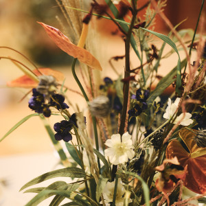 ニュアンスのあるくすみ色のドライフラワーを取り入れた装花も人気|ル・センティフォーリア大阪(クラウディアホールディングスグループ)の写真(55198692)