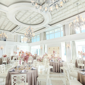 白基調のラグジュアリーな会場|ル・センティフォーリア大阪（クラウディアホールディングスグループ）の写真(55197119)