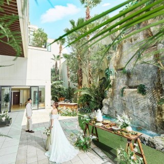 【絶品試食つき☆】水のチャペル×7mの滝が流れるリゾート体験