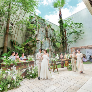 高さ7mの滝から流れる水音が心地よいプライベートガーデン