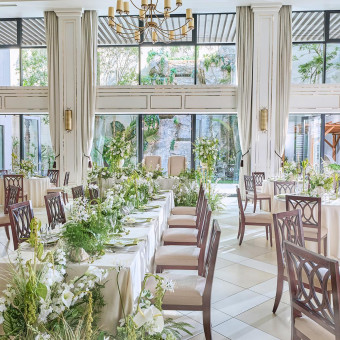 大きな窓の外にはリゾート感たっぷりのガーデンが広がる