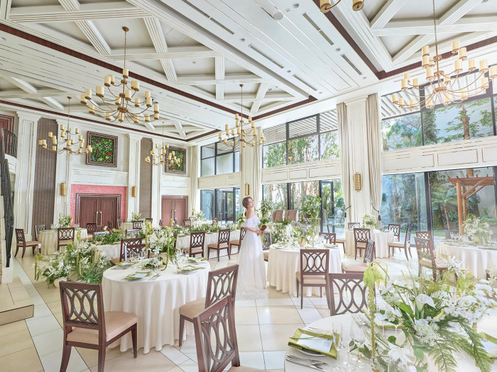 オーガニックブラウンを基調とした吹き抜けで開放感あふれる空間。最大120名着席可