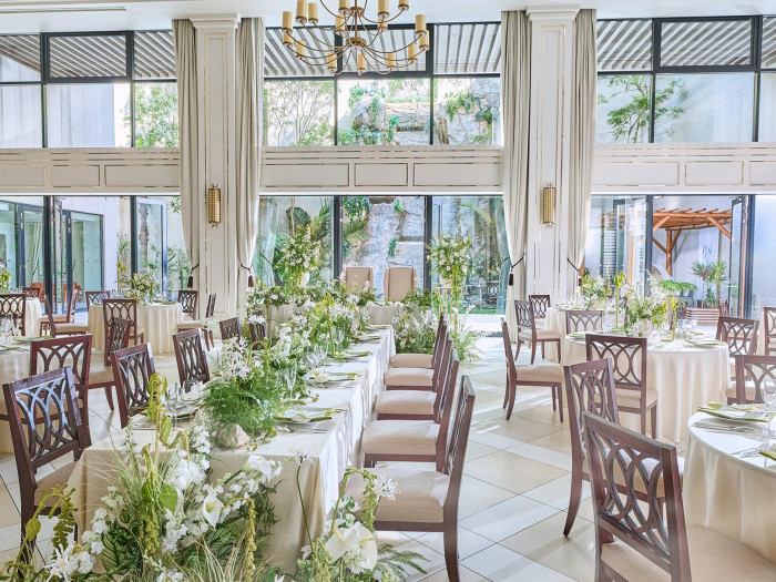 大きな窓の外にはリゾート感たっぷりのガーデンが広がる