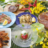 沖縄の食材をふんだんに使った南イタリア料理。シェフが豪快に仕上げた逸品がテーブルを彩ります