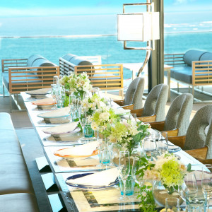 メインテーブルの奥に広がるコバルトブルーの海|POSILLIPO（ポジリポ）の写真(2209733)