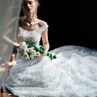 エンパイア型のドレスはカジュアルなウエディングに人気！