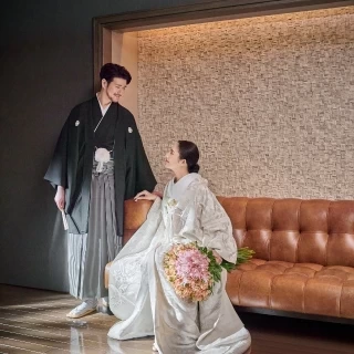 ソファに腰かけて見つめ合う1枚