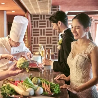 オープンキッチンだからこそ叶う、五感で愉しむこだわりの料理演出