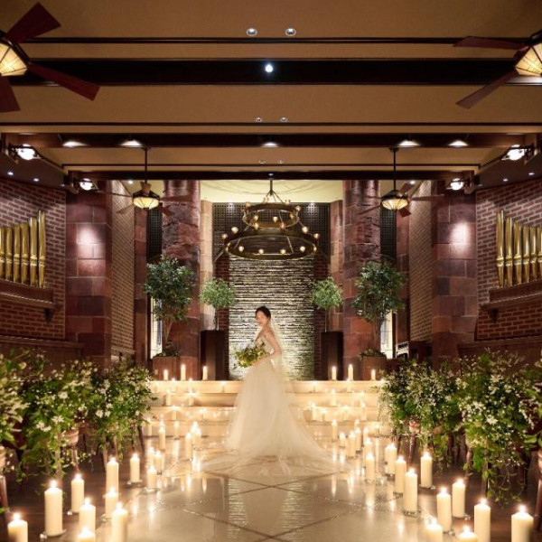 思わず一目惚れする花嫁様続出！3万個のレンガとキャンドルに囲まれた幻想的なチャペルで最高のひと時を。
