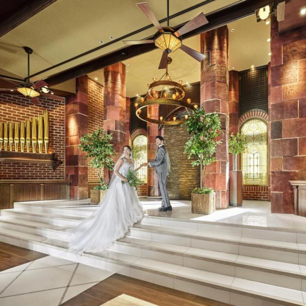 思わず一目惚れする花嫁様続出！3万個のレンガとキャンドルに囲まれた幻想的なチャペルで最高のひと時を。