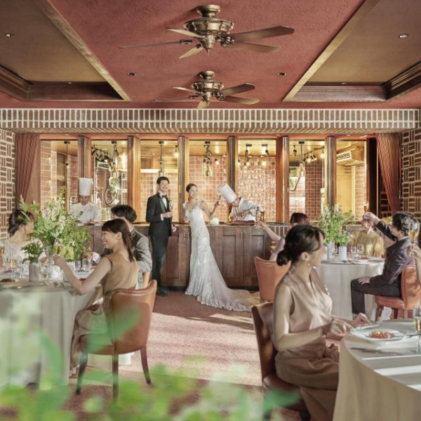 木の温もりや心地よい自然光さす、ブラウンを基調とした空間に印象的なオレンジの照明が映える「クレール」