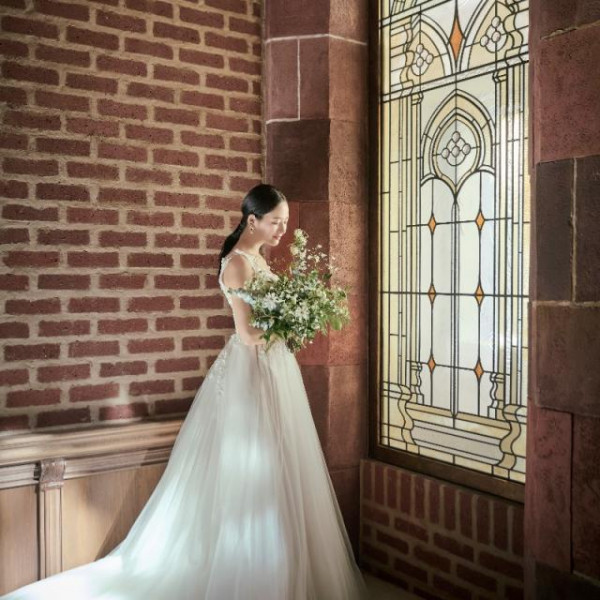 陽光さす大きなステンドグラスはクラシカルな雰囲気漂うフォトジェニックなシーンとしても人気