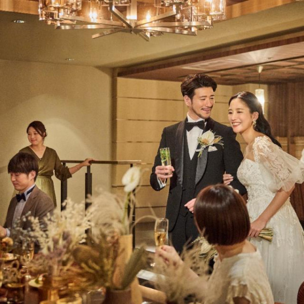 「おめでとう！」の声が綺麗に響くチャペルで、ゲストのみなさまの記憶に深く残る想い出の挙式を