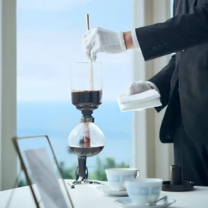 サイフォンで淹れるコーヒーの香りが食後の時間を華やかにしてくれる|指帆亭 Shihantei Pine Tree Resortの写真(15202577)