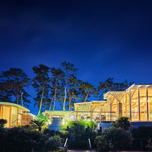 ライトアップされるウェディングホールは、別荘の名にふさわしく優雅で趣深い|指帆亭 Shihantei Pine Tree Resortの写真(15202205)