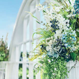 陽の光につつまれ淡く光る草花が、新婦を祭壇への誘う