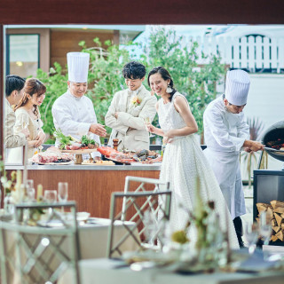 想い想いの場所で出来立てのお料理やゲストとの歓談を楽しんで