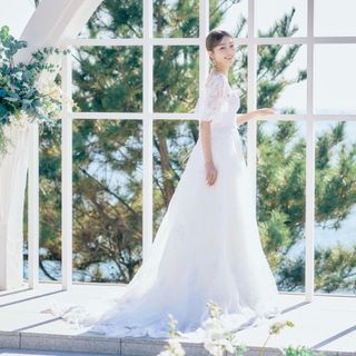 海風を感じるチャペルに、柔らかなドレス素材が映える