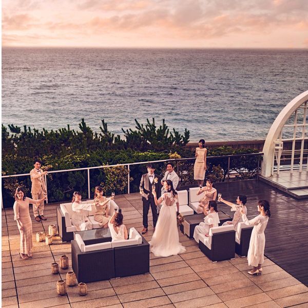 デイタイムからサンセットまで、海と空に包まれる空間でゲストと穏やかな時間を過ごして