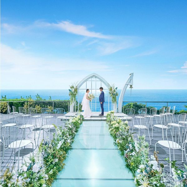 1日1組だけの海辺の邸宅。相模湾の水平線を望む、海と空に包まれるガーデンチャペル