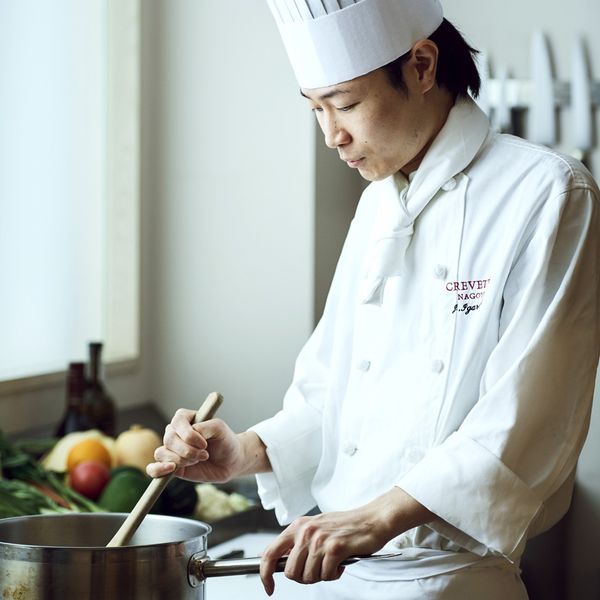 料理への探求心を忘れない五十嵐シェフ。優しい人柄なので、気軽に声をかけてみてくださいね！|Crevette 名古屋（クルヴェット ナゴヤ）●BRASSグループの写真(1267523)