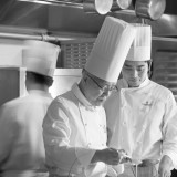 感動料理を生み出すのは、世界的なブランドホテルで修業を積み、名誉ある称号や数々の賞を獲得してきた名誉総料理長