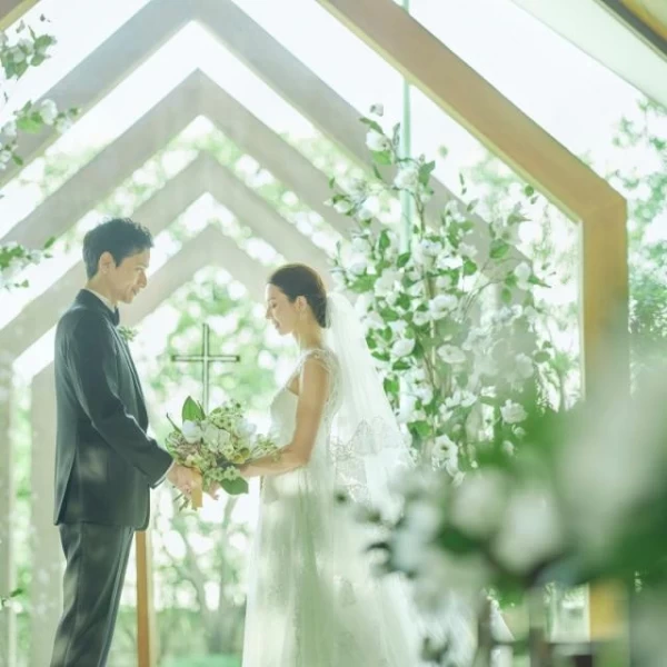 光と緑に囲まれたチャペル