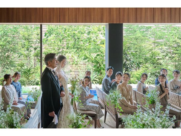 THE TENDER HOUSE(ザ テンダーハウス)の緑・光・水に包まれたデザイナーズチャペルでの感動のセレモニーの写真(3枚目)