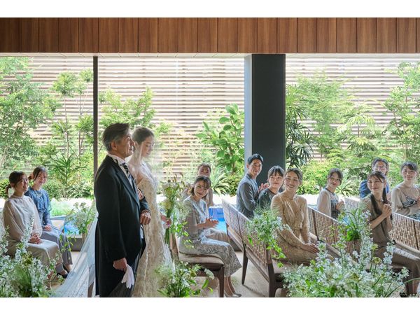 THE TENDER HOUSE(ザ テンダーハウス)の緑・光・水に包まれたデザイナーズチャペルでの感動のセレモニーの写真(3枚目)