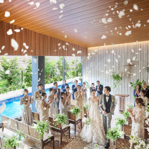 たくさんのゲストからの祝福を受け、退場シーンも一生に一度の思い出に。|THE TENDER HOUSE（ザ テンダーハウス）の写真(54749370)