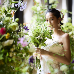 季節に合わせた装花をご提案。装花のお打ち合わせではデッサンだけではなく、実際の花材もチェックできる。|THE TENDER HOUSE（ザ テンダーハウス）の写真(33139030)