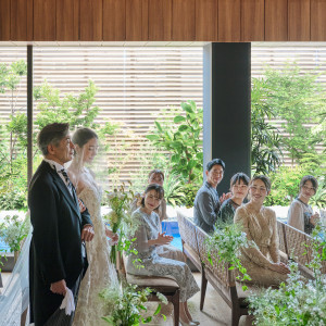 お父様との入場シーンはゲストも息をのむお時間に。余計な装飾が無いからこそ邪魔をしない空間。|THE TENDER HOUSE（ザ テンダーハウス）の写真(54749390)