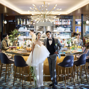 ゲストをお迎えするのはお洒落なバーカウンターがあるウェイティングフロア。大きな窓から自然光や緑を眺められる開放的なフロア。ドリンク片手に生演奏を聴きながら待つ豊かな時間に|THE TENDER HOUSE(ザ テンダーハウス)の写真(54749302)