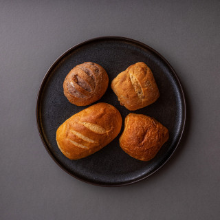 温かいまま提供される特製ブレッドは全4種類。様々な特徴のあるパンを食事と合わせて頂く