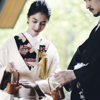 ”水合わせの儀”新郎新婦それぞれ水をひとつの盃に注いで飲む、日本の伝統儀式を模した演出