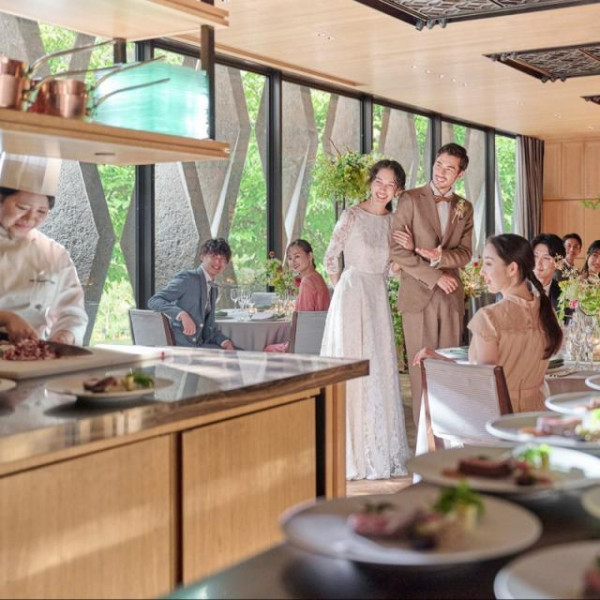 【魅せるオープンキッチン併設】披露宴会場にはオープンキッチン併設のため音や香りを一緒に楽しめる