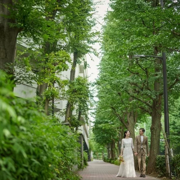 【緑と優しい光に包まれる披露宴会場】立体格子からプラチナ通りの緑と優しい光が差し込むインディゴリオス