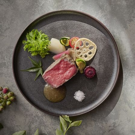 黒皿を使用することでより一層お料理の美味しさが引き立つようにデザイン。色やお皿ひとつひとつにもこだわりが。|THE TENDER HOUSE（ザ テンダーハウス）の写真(33138097)