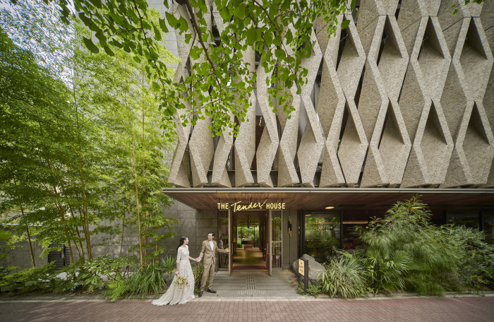 【有名建築家が設計した唯一無二の結婚式場】自然素材を惜しみなく使い洗練されたデザインの外観