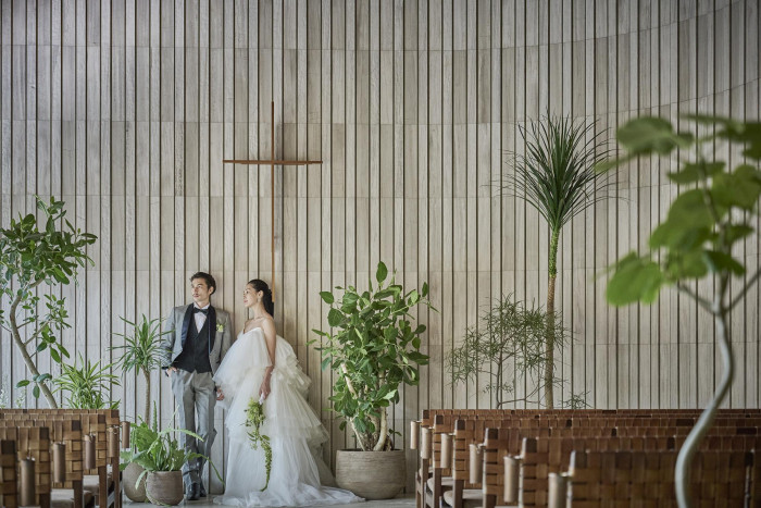 【緑・木・水・石に包まれた木目調のチャペル】柔らかい光と温かな色合いが包み込む特別な空間