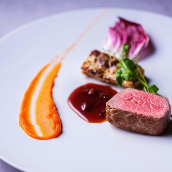 まるで芸術品のように盛り付けられた料理は食べるのがもったいないほどの美しさ