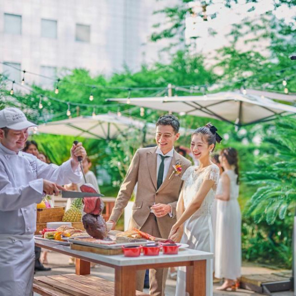 パーティ会場目の前のテラスと自由に行き来できる！