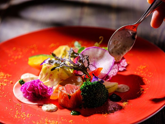 料理の要となる食材は、獲れたての鮮魚や自然の甘みを感じる野菜など。感動の味わいを伝えます。