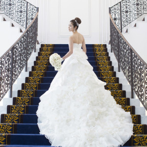 シックなブルーの絨毯が、純白の花嫁を引き立てる。|ルクリアモーレ福岡の写真(2427999)