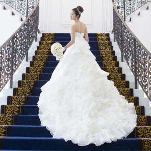 ロイヤルブルーの大階段は、純白の花嫁姿をより美しく見せてくれる|ルクリアモーレ福岡の写真(25272471)