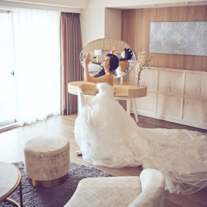 お仕度の時間も、開放的なロケーションの中で花嫁気分を盛り上げて|神戸メリケンパークオリエンタルホテルの写真(20052389)