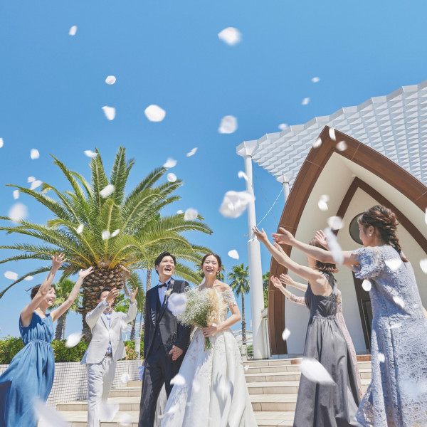 青空から夕焼け空への移り変わりなど海に囲まれた会場でないとご覧頂けないとっておきの景色が楽しめます